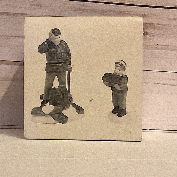 DEPARTMENT 56 - Woodcutter and Son - Heritage Village - New England Village - Picture 6 of 7